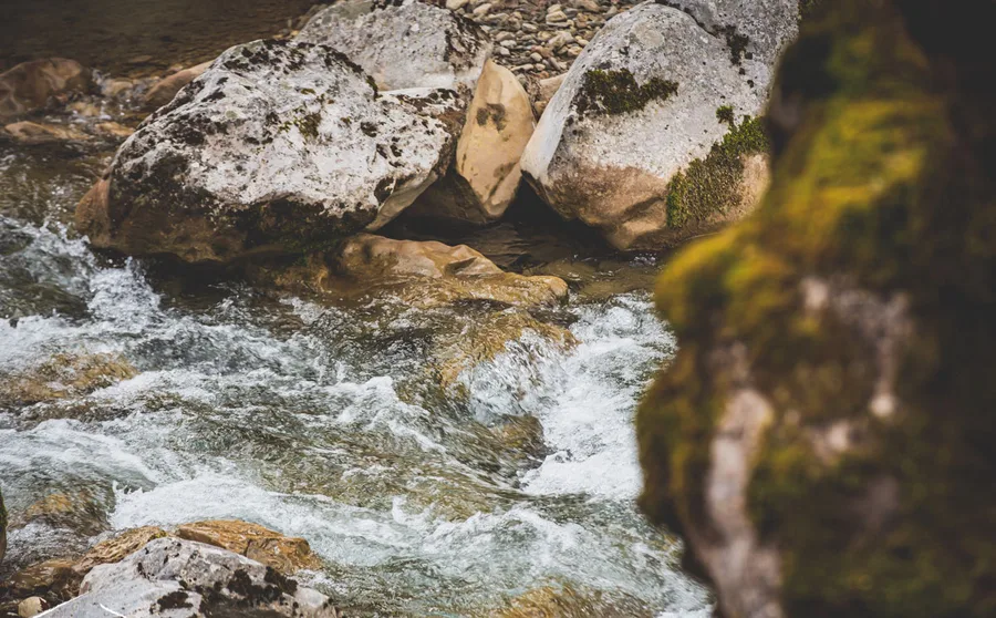 The river running over large boulders