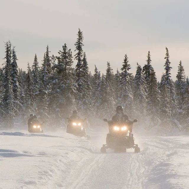 Snowmobile στις χιονισμένες πλαγιές του Μαινάλου