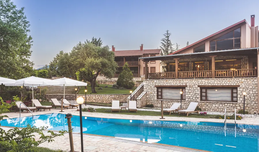 Χαμηλός ήλιος που αντανακλάται πάνω από την πισίνα και το κτίριο