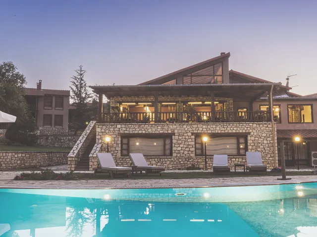 Η πισίνα και το κεντρικό κτίριο του Vitina House τη μέρα